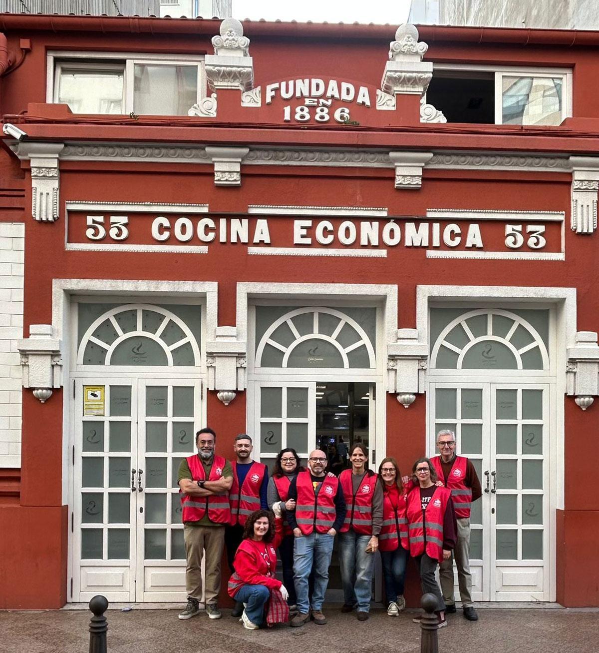 Voluntarios frente a la Cocina Económica de A Coruña.