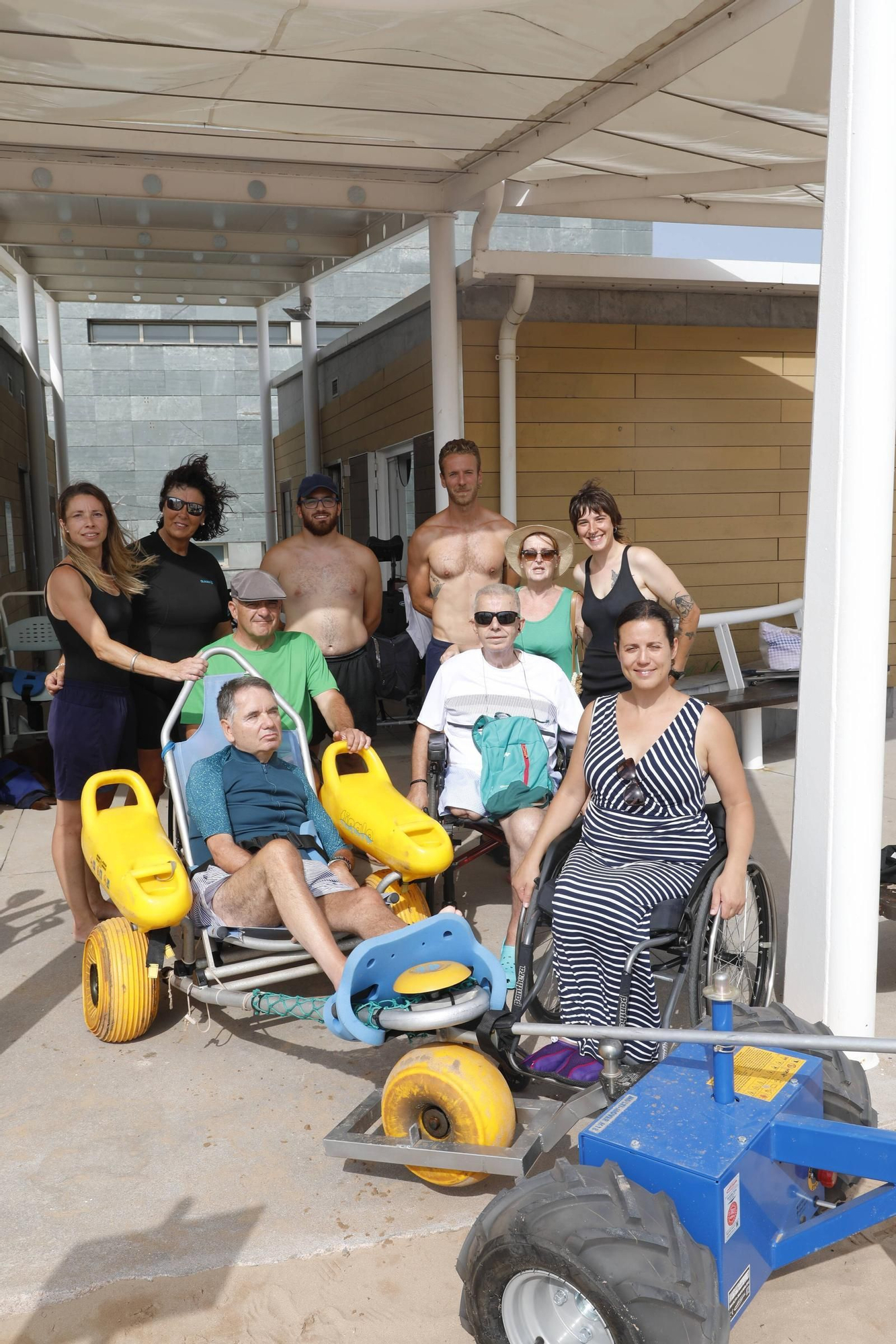 Así funciona el servicio para personas con discapacidad en la playa de Poniente (en imágenes)