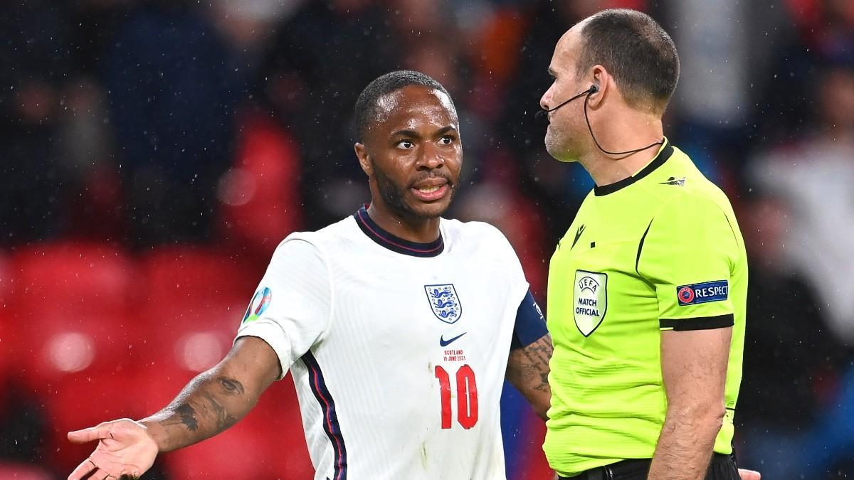 Mateu Lahoz, con Sterling, en el Inglaterra - Escocia