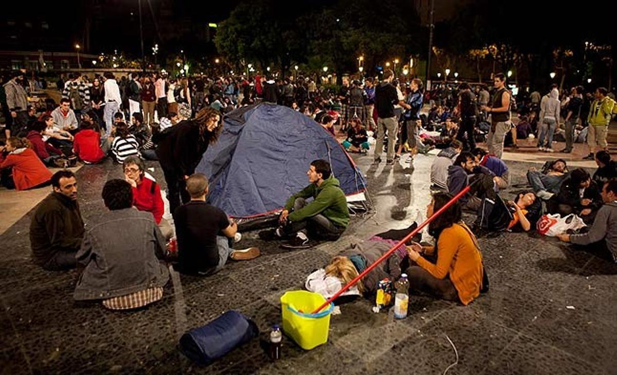 Després de la manifestació de diumenge a Barcelona impulsada per Democràcia Real Ja, a la plaça Catalunya, algunes persones van acampar i van passar per segona vegada la nit al ras dimarts.