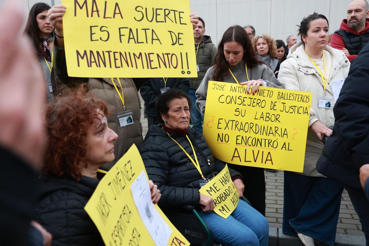 Imágenes de la marcha convocada por la Asociación Víctimas del Descarrilamiento de Adamuz, en su recorrido desde la estación de tren hasta la plaza de las Monjas. A 20 de marzo del 2026 en Huelva, España .La Asociación Víctimas Descarrilamiento Adamuz ha convocado en Huelva una manifestación en memoria de los fallecidos y "por la seguridad ferroviaria" y para que "se conozca toda la verdad sobre lo sucedido". 20 MARZO 2026 Rocío Ruz / Europa Press 20/03/2026. Rocío Ruz