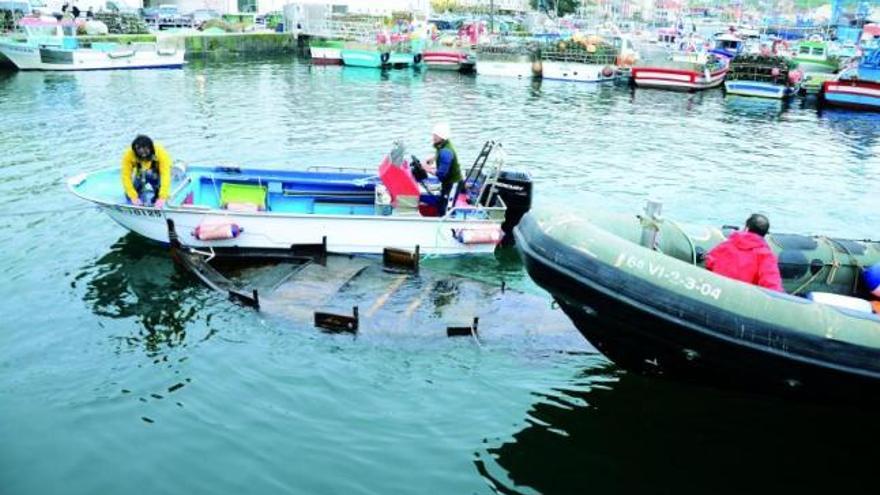 Rescatados ilesos tras volcar en Bueu la dorna en la que navegaban