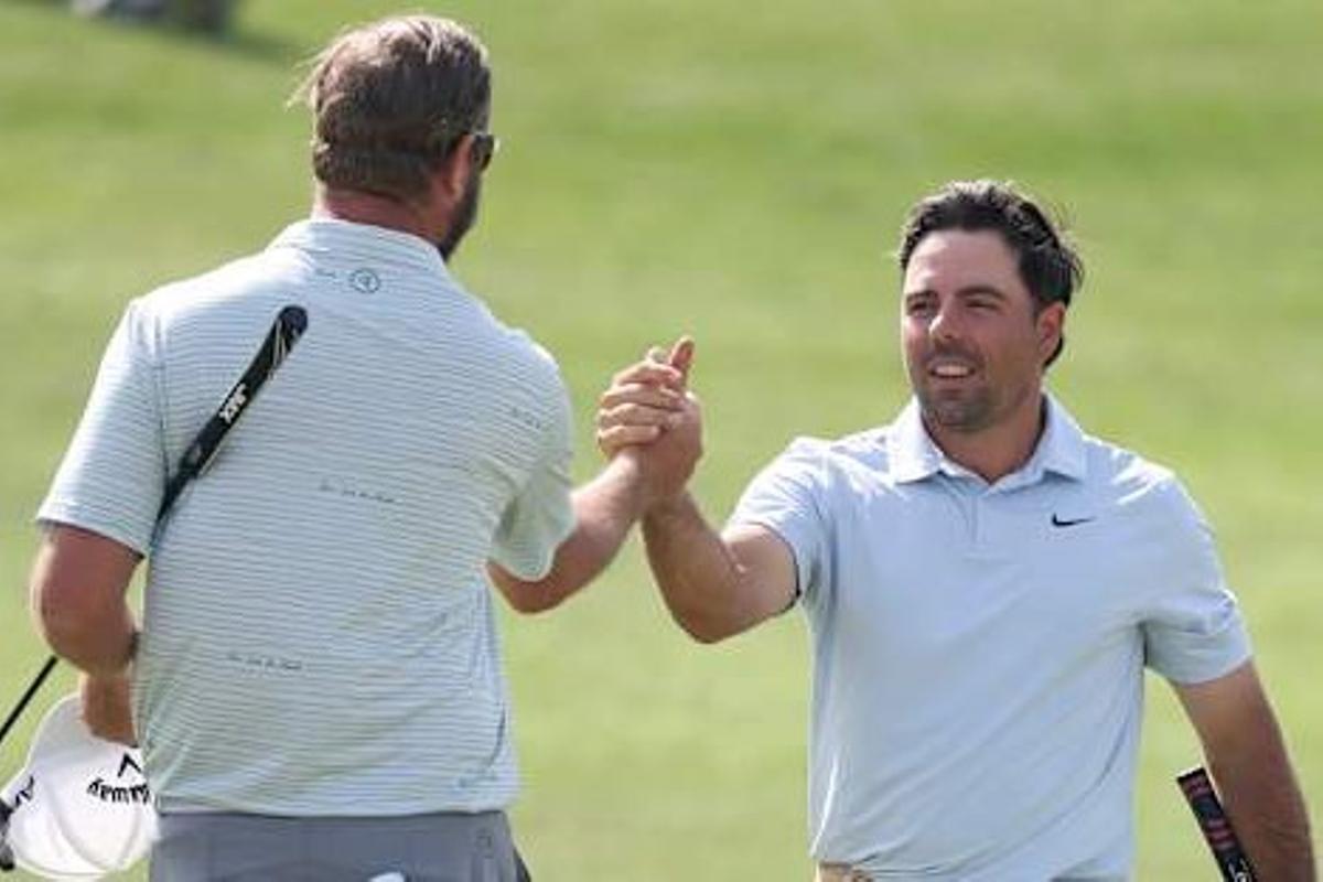 Alejandro Del Rey saluda a su compañero tras finalizar su primera jornada de juego en Bahrein