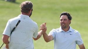 Alejandro Del Rey saluda a su compañero tras finalizar su primera jornada de juego en Bahrein