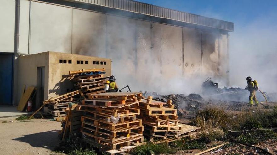 Incendio de una nave industrial en Yecla