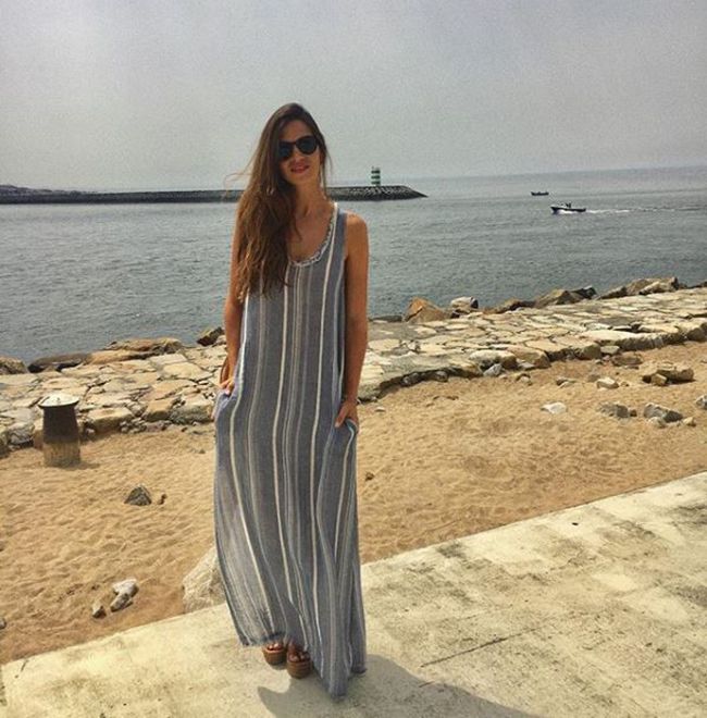 Sara Carbonero con vestido de rayas posando en la playa