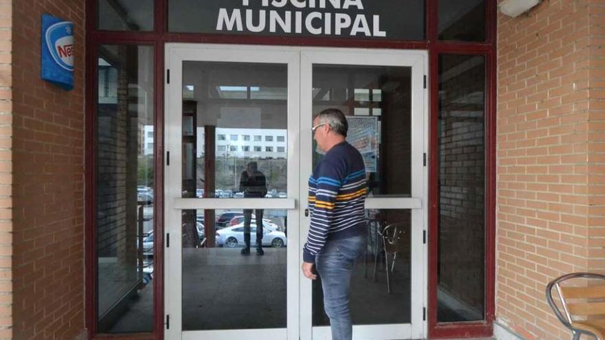 Un usuario intenta acceder, sin éxito, a la piscina La Sindical.