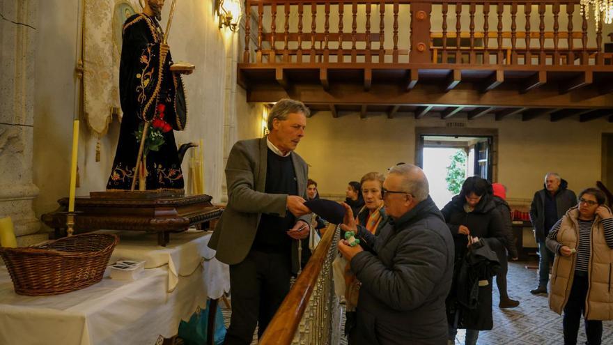 San Benito recibe a los fieles en su templo de Lores. | Iñaki Abella