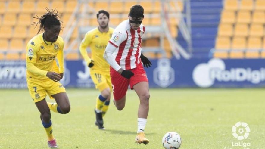 Samú Costa condueix la pilota en el centre del camp durant un partit amb l’Almeria. | LFP