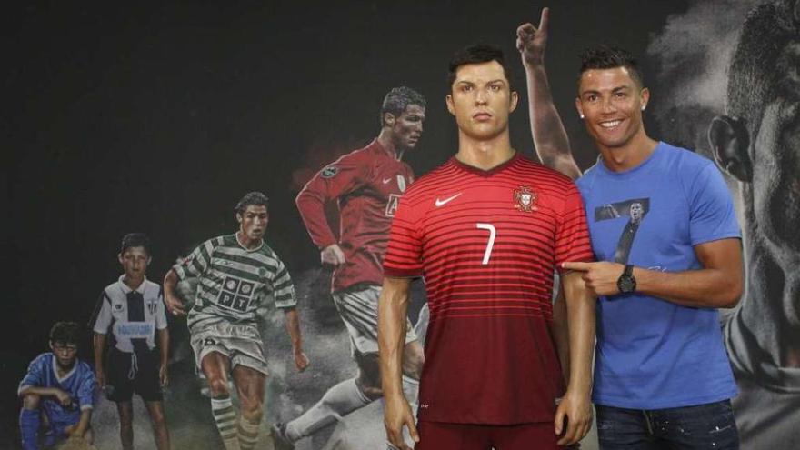 Cristiano Ronaldo con su muñeco de cera en el museo dedicado a su carrera en Funchal.