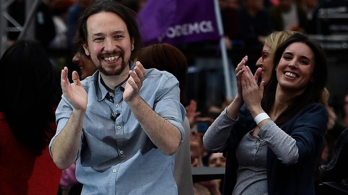 El líder de Podemos, Pablo Iglesias y la diputada Irene Montero,