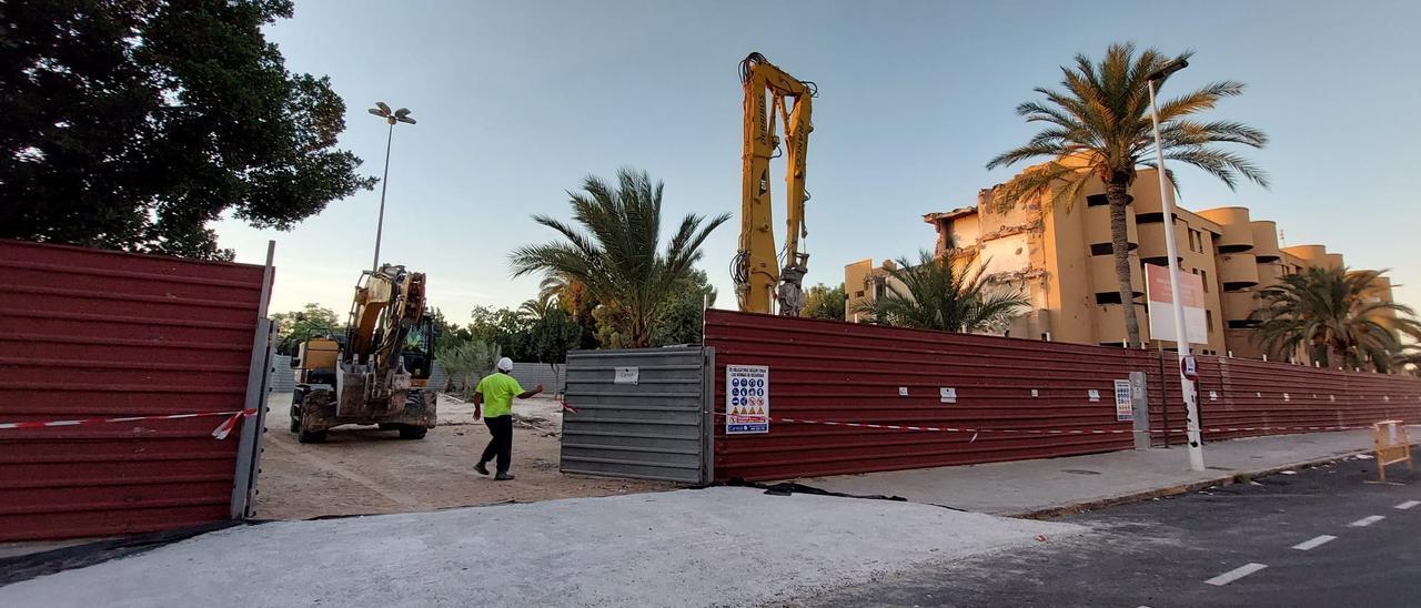 Una imagen del inicio de los trabajos de derribo de los dos bloques del barrio de Los Palmerales, en Elche