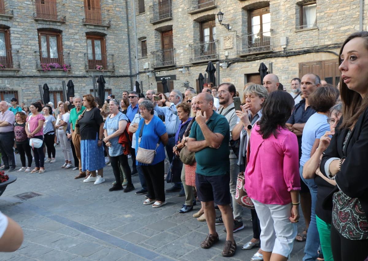 Minuto de silencio en Boltaña por el asesinato del hijo de un miembro de La Ronda de Boltaña