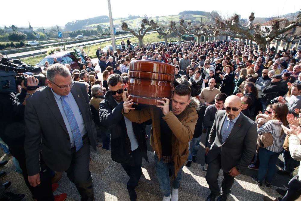 La gran familia del deporte asturiano rinde homenaje póstumo al futbolista Hugo Suárez