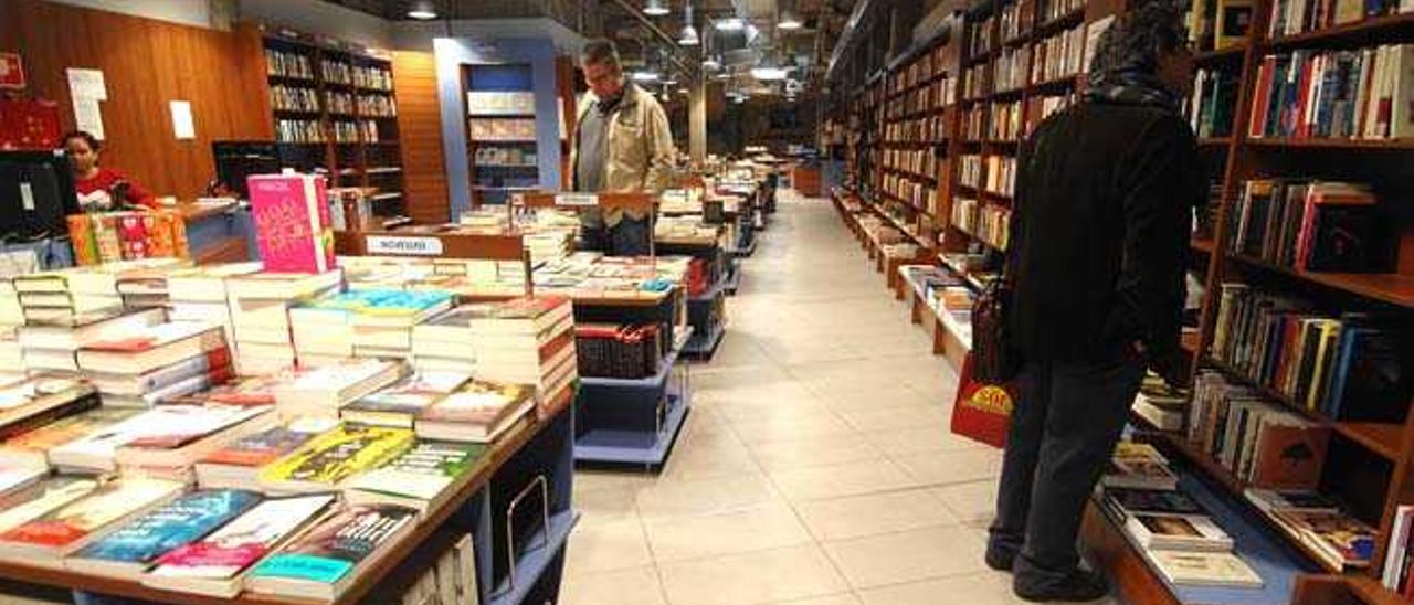 Interior de la librería Nogal