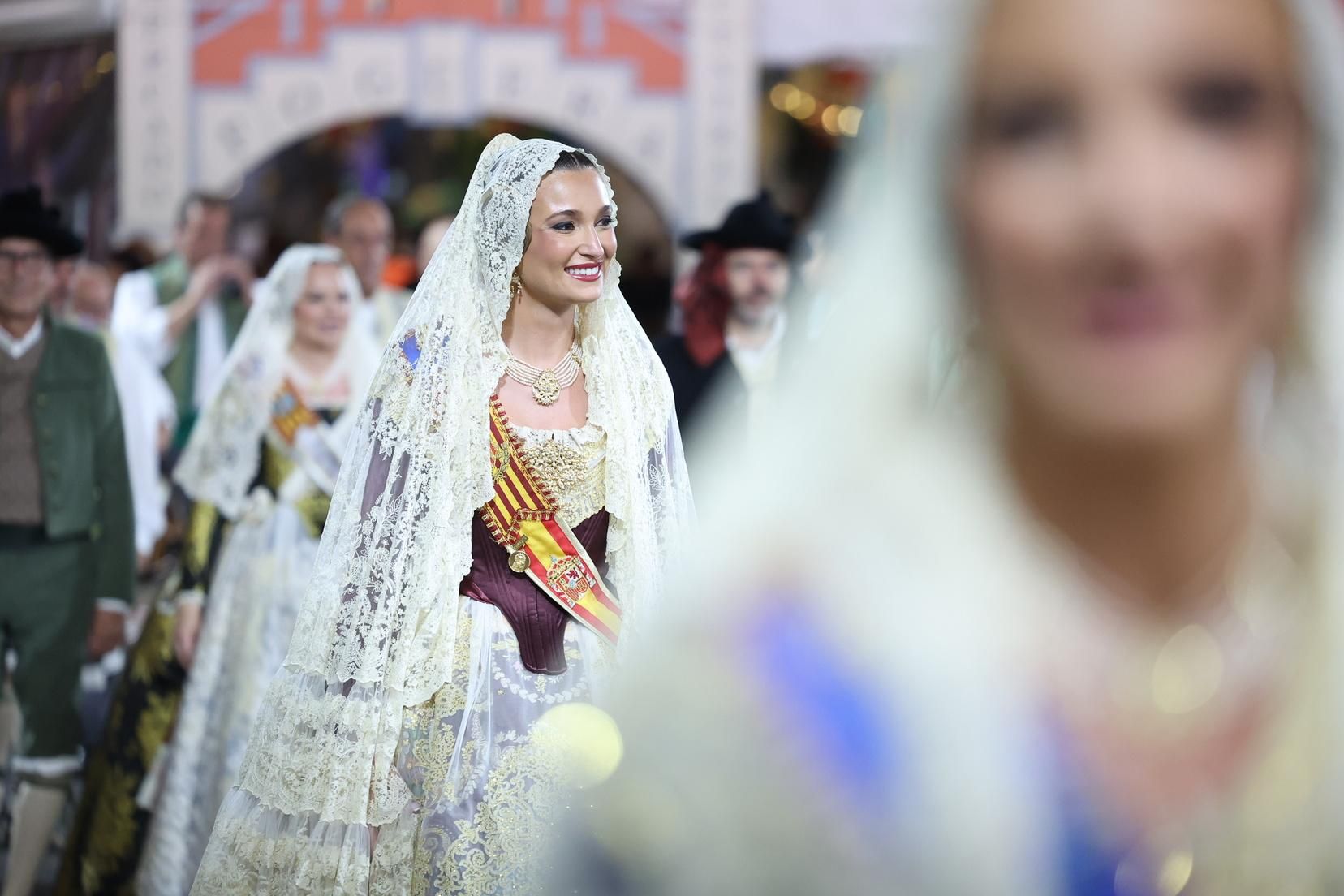 Berta y la corte completan la Ofrenda de Alicante