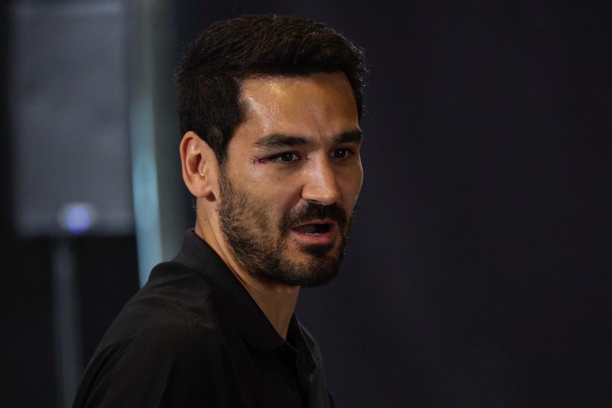 Gündogan, con la herida en la ojo, en el acto de despedida de Sergi Roberto