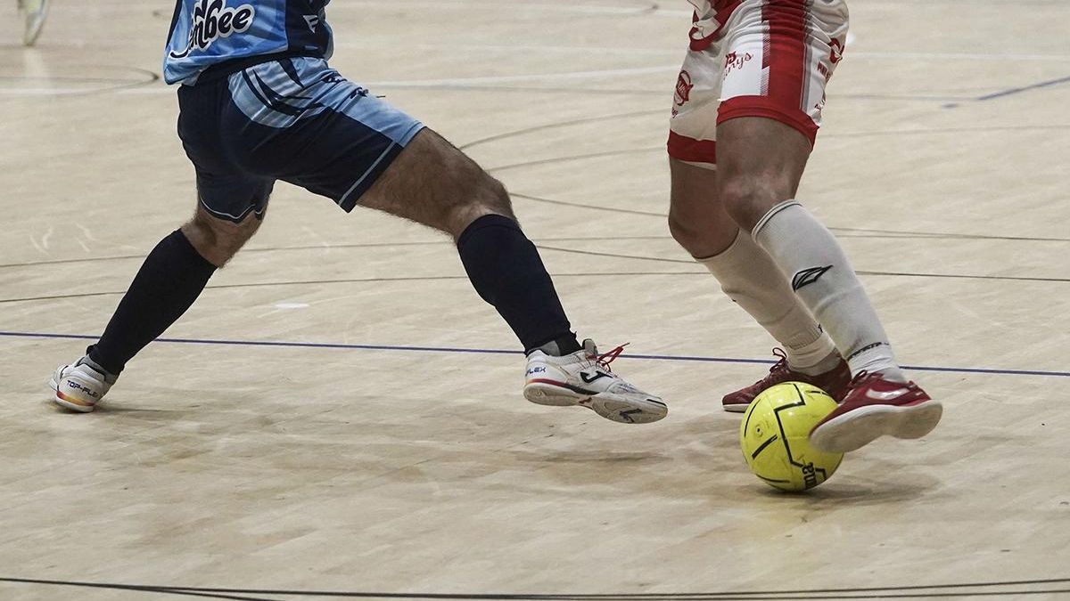 El funcionario se rompió la tibia durante un partido