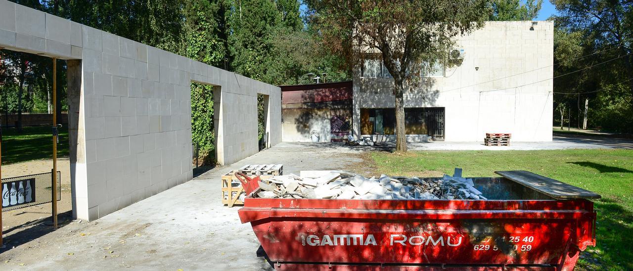 Terraza del restaurante La Isla de Plasencia, pendiente del seguro para reabrir