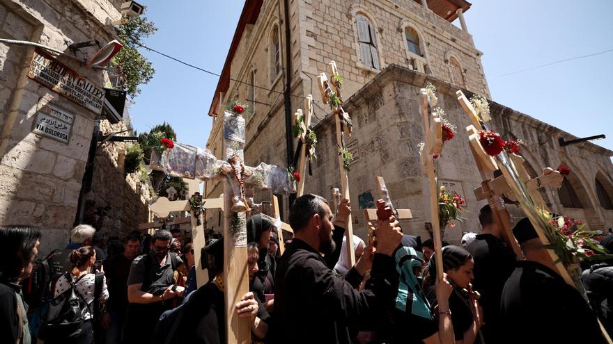 Cientos de personas participan en la procesión del Viernes Santo bajo fuerte seguridad en Jerusalén