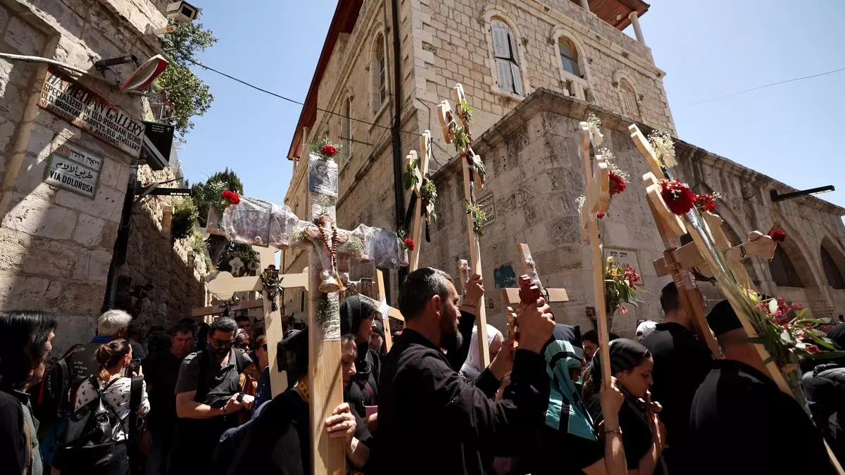 Cientos de personas participan en la procesión del Viernes Santo bajo fuerte seguridad en Jerusalén