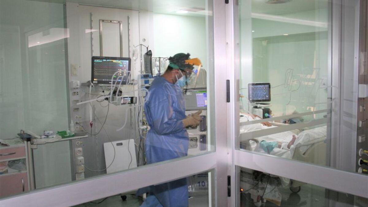 Sanitarios en un hospital con enfermos covid ingresados.