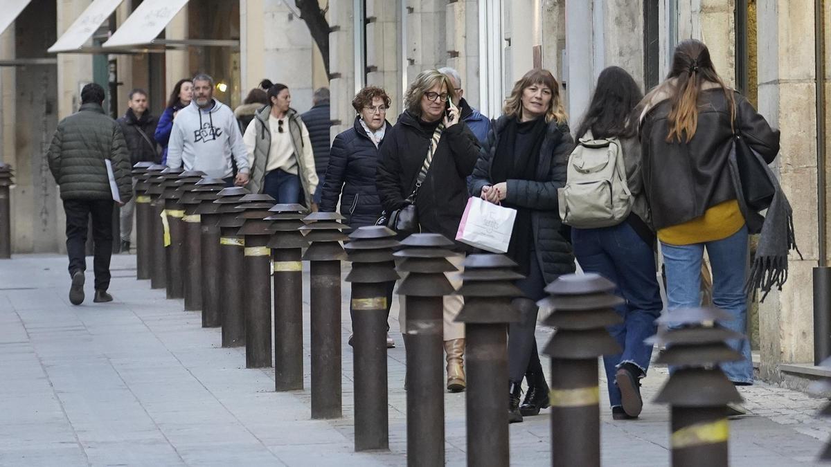 Diversos vianants, al carrer Santa Clara de la ciutat de Girona.