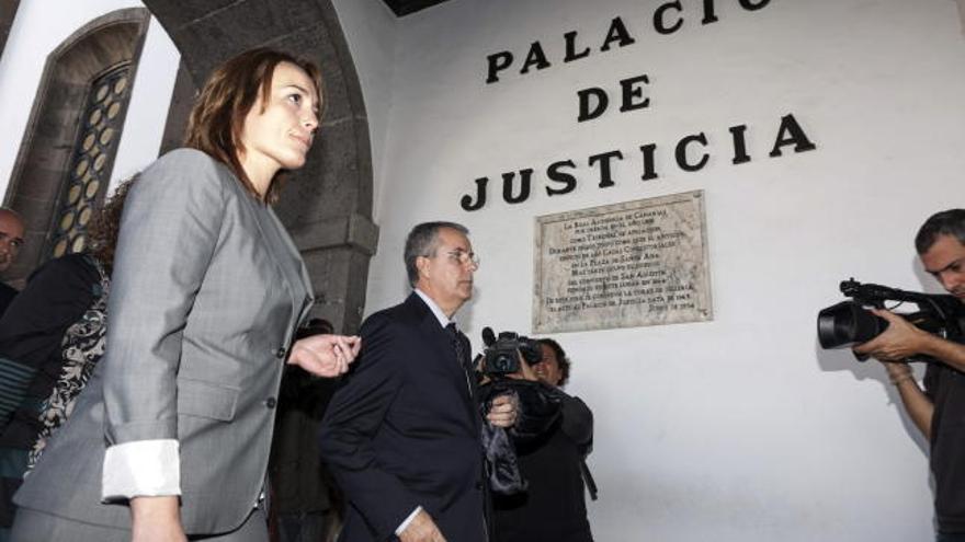 El abogado que representa a las 58 víctimas del conocido &quot;caso Kárate&quot;, José María Palomino, acompañado por su equipo, entra a la Audiencia Provincial de Las Palmas.