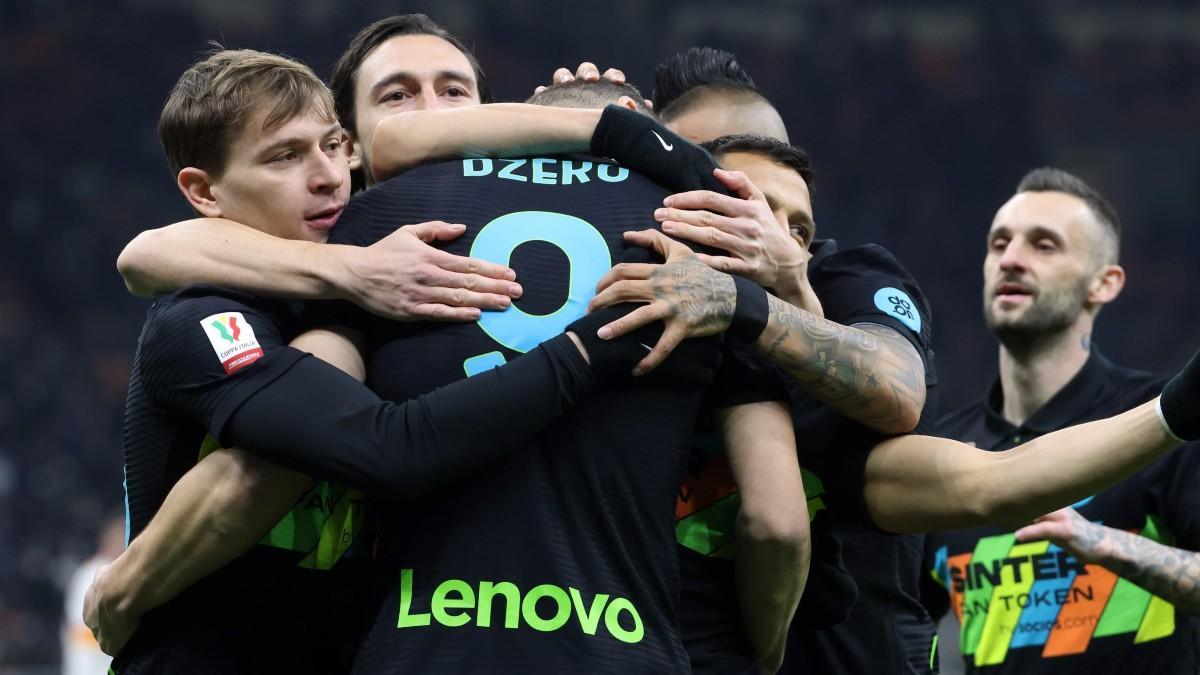 Los jugadores del Inter abrazan a Edin Dzeko tras el gol del ariete bosnio a la Roma