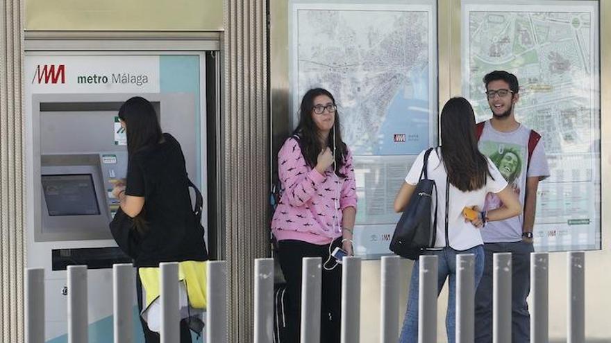 Universitarios en la parada del metro del campus de Teatinos.