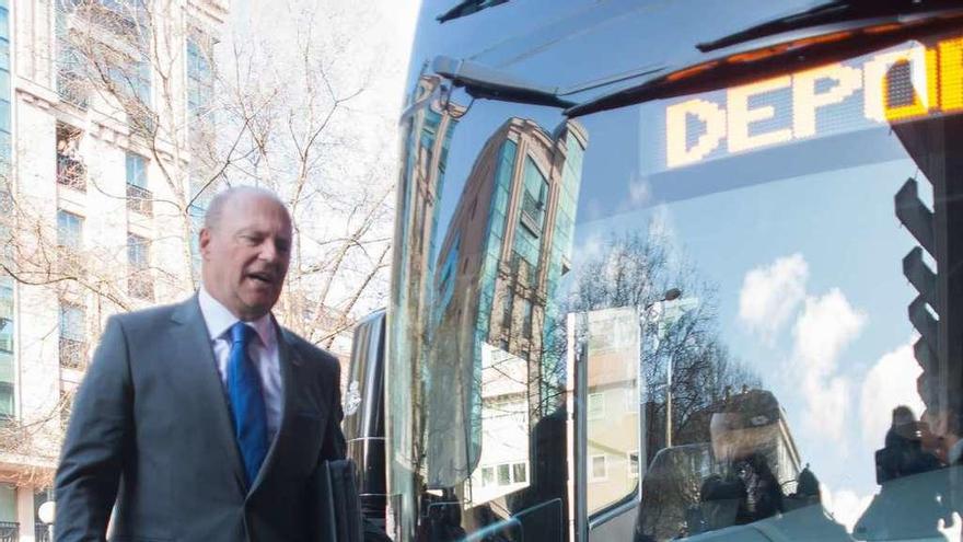 Pepe Mel, tras bajar del autobús antes de un partido en Riazor.