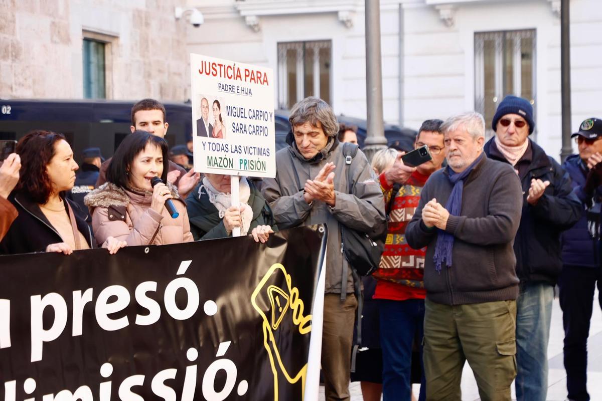 Víctimas de la dana durante la investidura de Llorca.