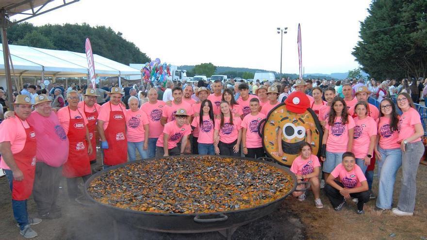 Cortegada conquista los paladares con una tonelada de paella