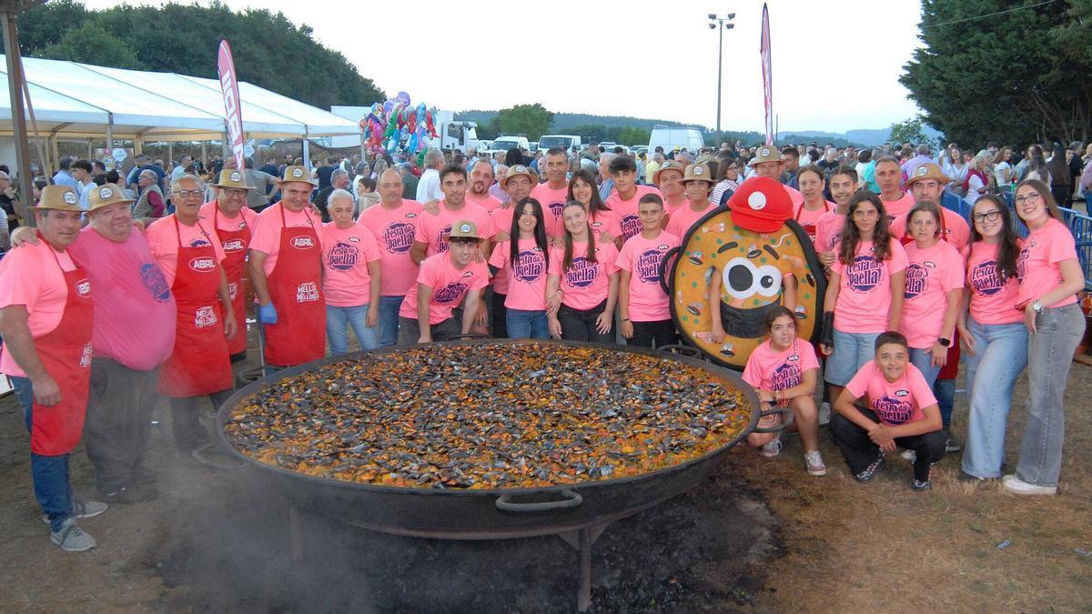 Cortegada conquista los paladares con una tonelada de paella