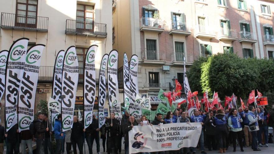 Concentración de los sindicatos CC OO y CSIF ayer en la puerta de las Corts Valencianes.