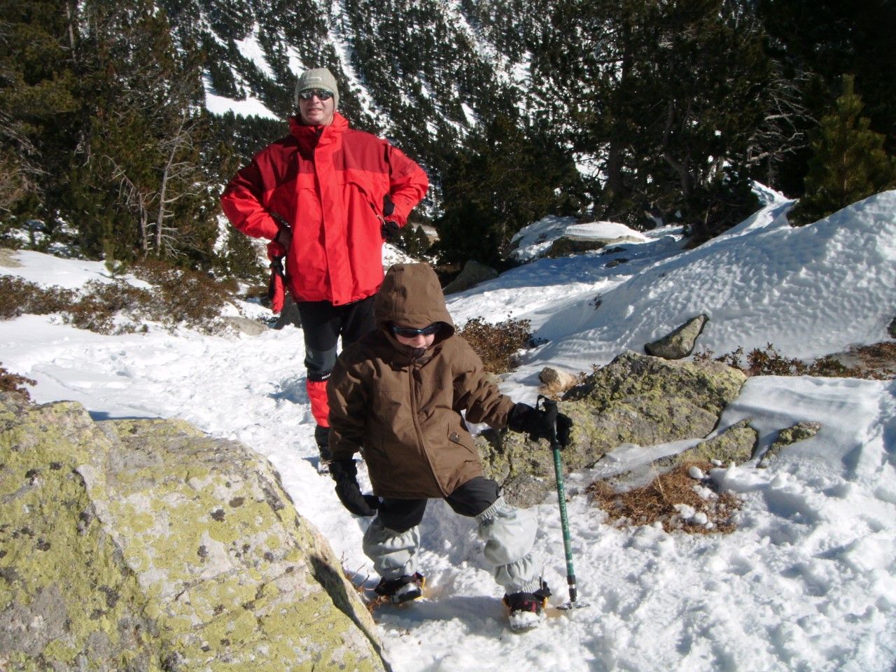 Amb el seu pare, aprenent els rudiments de caminar per muntanyes nevades, en edat en què tot just s’aprèn a caminar.