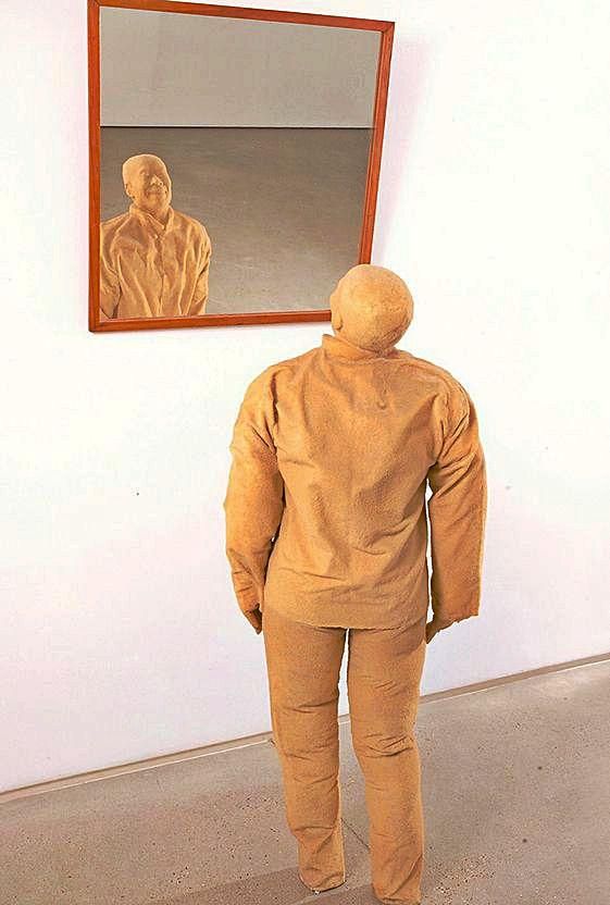 La escultura de Juan Muñoz “Laughing chinese man with mirror”.