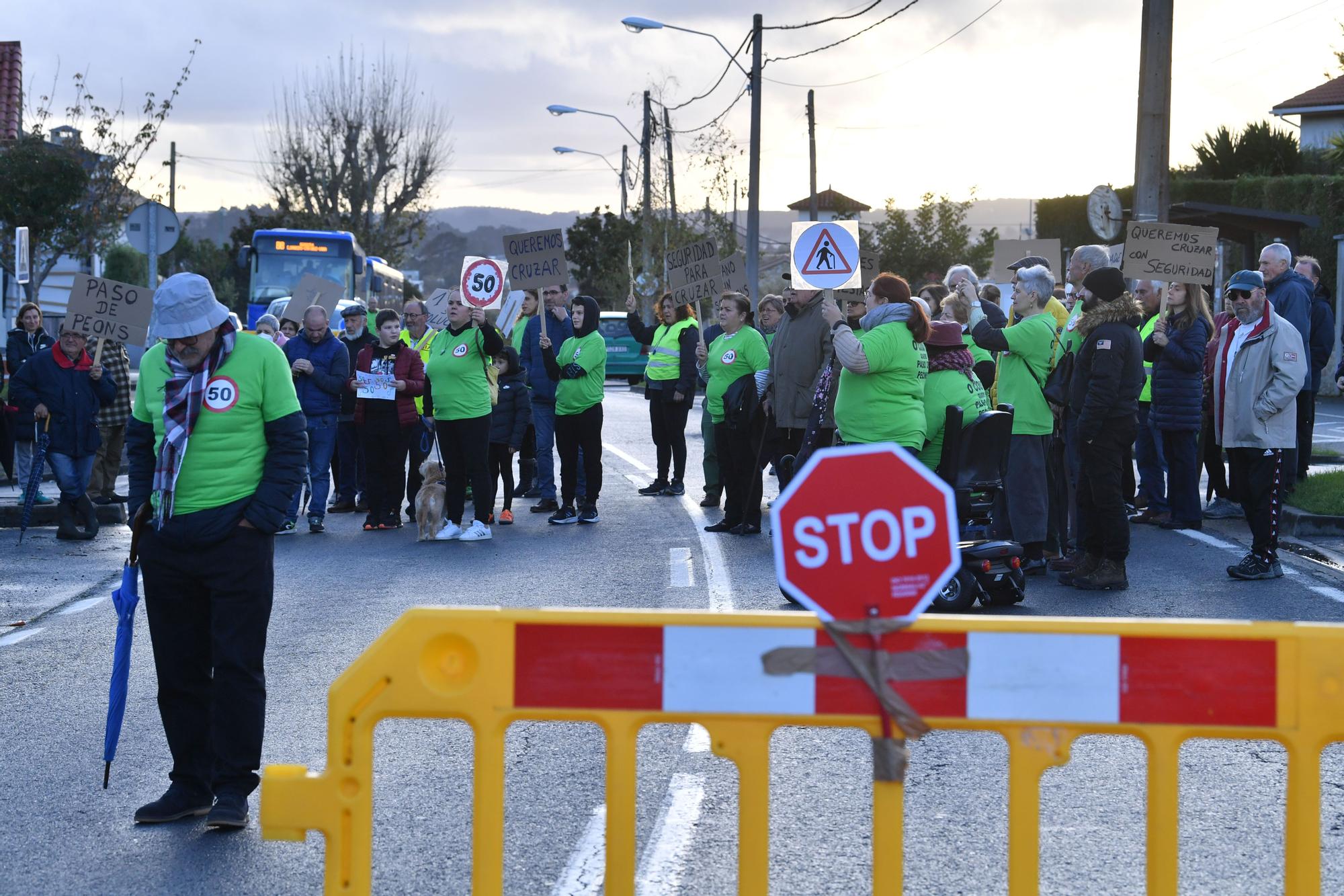 Corte de tráfico en O Couto tras un año de protestas por un paso seguro en Oleiros