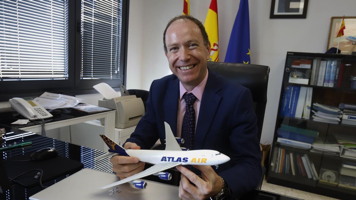 Ricardo López Navarro dirige el aeropuerto de Zaragoza desde el 1 de julio. En la imagen, en el que desde hace un mes y medio es su despacho en la antigua terminal de Garrapinillos.