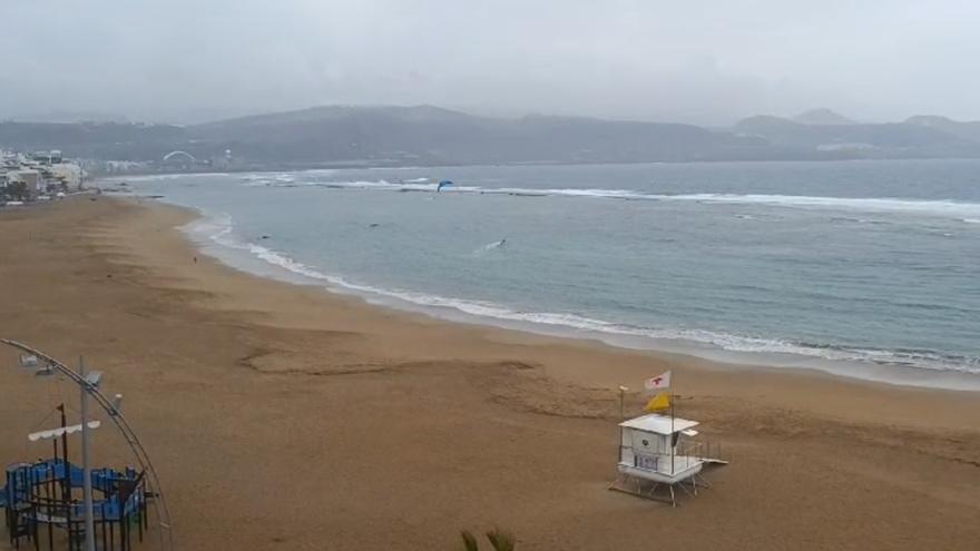 El kitesurf vuelve a Las Canteras