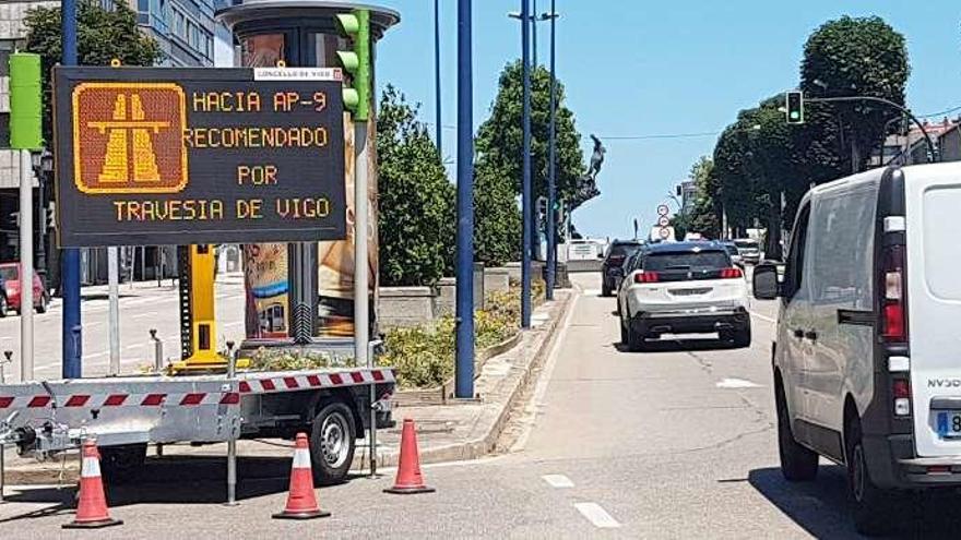 Cartel en Gran Vía que recomienda evitar la entrada a la autopista de Lepanto. // A.B.