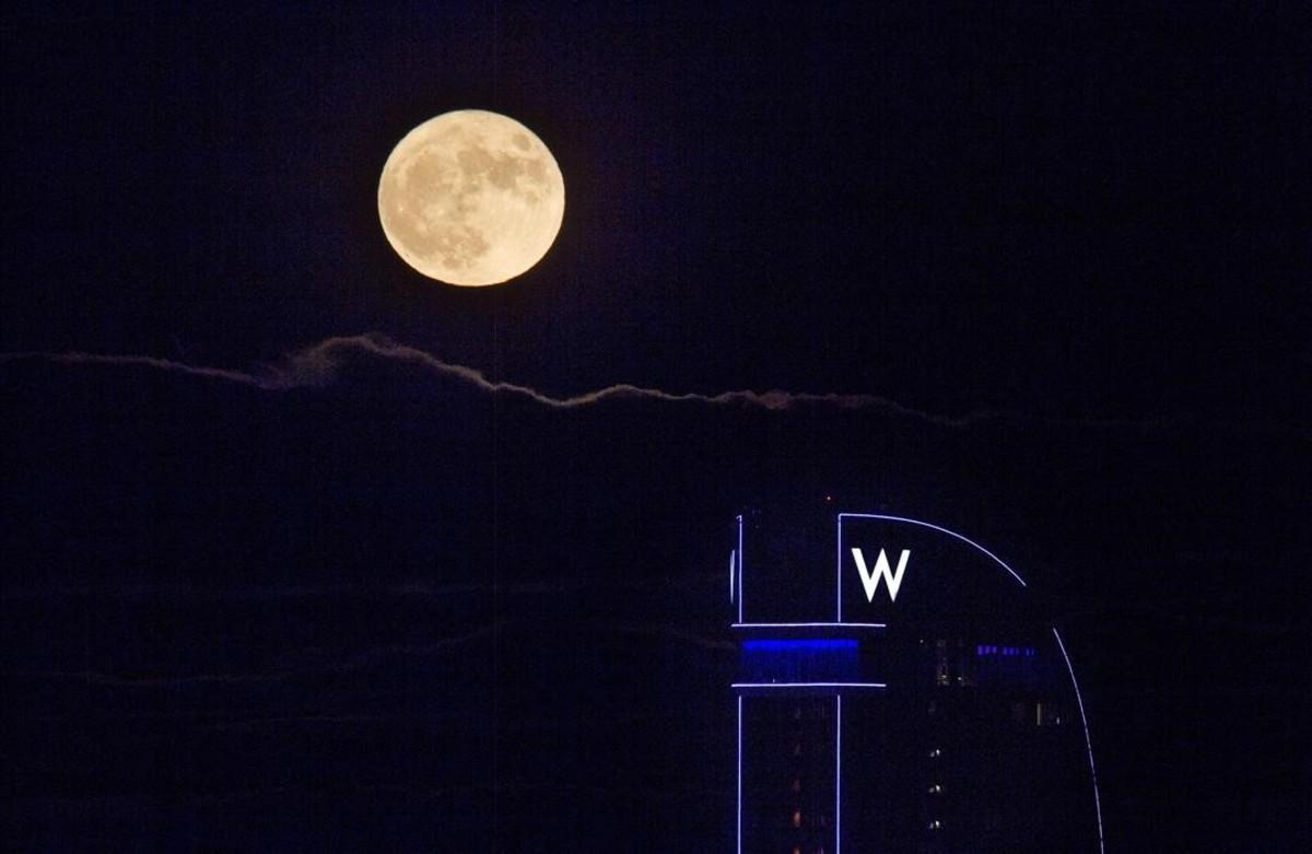 Luna llena desde la montaña de Montjuic en Barcelona.