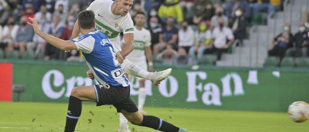 Lucas Boyé dispara a puerta en el Elche-Espanyol del sábado pasado