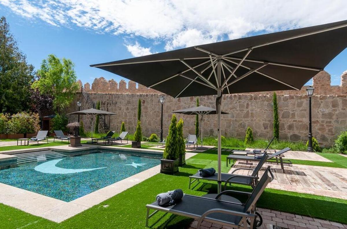 Zona de piscina y jardín lateral en 'La Casa del Presidente'