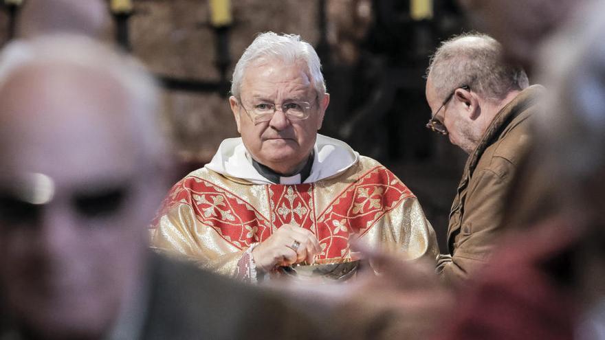 El prelado valenciano pide disculpas a sus feligreses por &quot;si ha ofendido a alguien&quot;