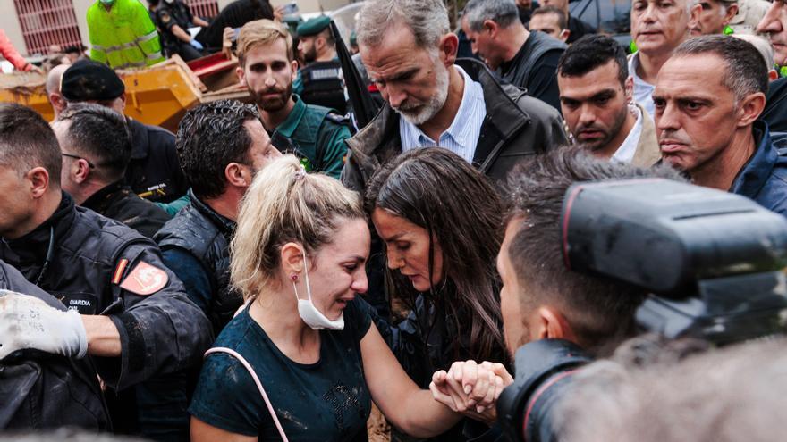 Una vecina de Paiporta se derrumba ante la reina: "Se podía avisar y no nos avisaron"