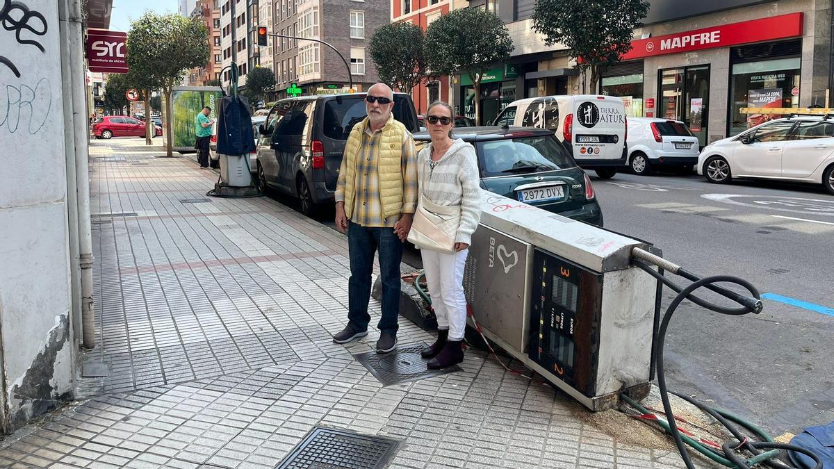 El abandono del emblemático garaje Sporting y surtidores abandonados a pie de calle: los vecinos piden solución ante "el notable deterioro"