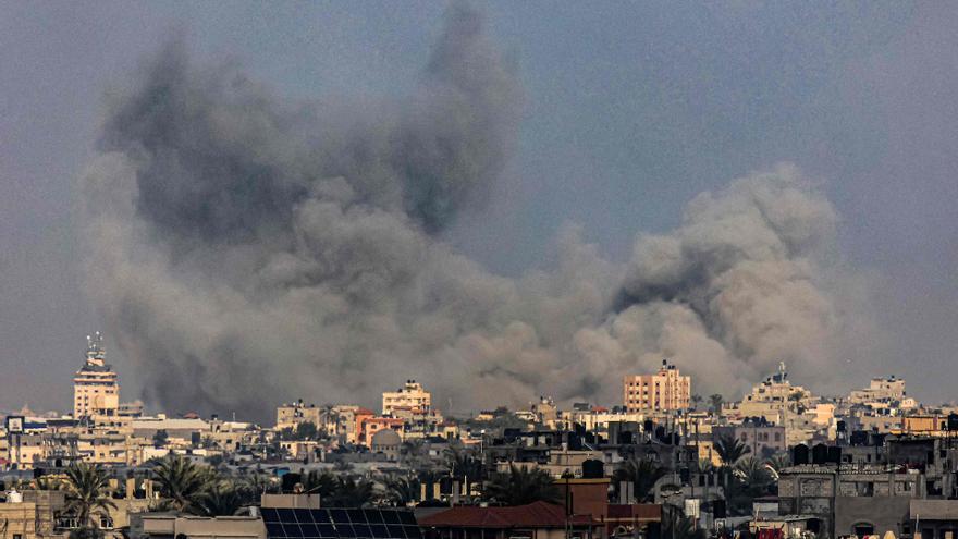 Edificios en la Franja de Gaza durante un bombardeo de Israel.