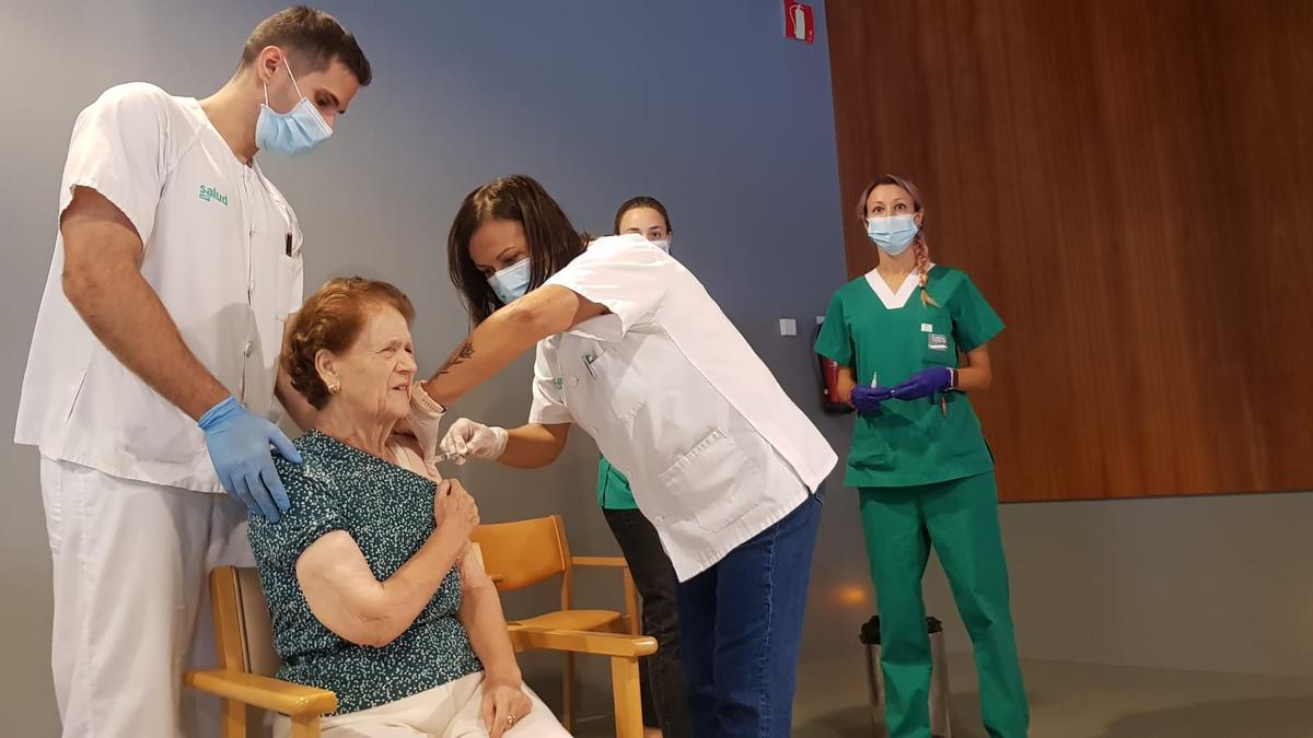 Un equipo de enfermería vacuna a una mujer en una residencia, este año.