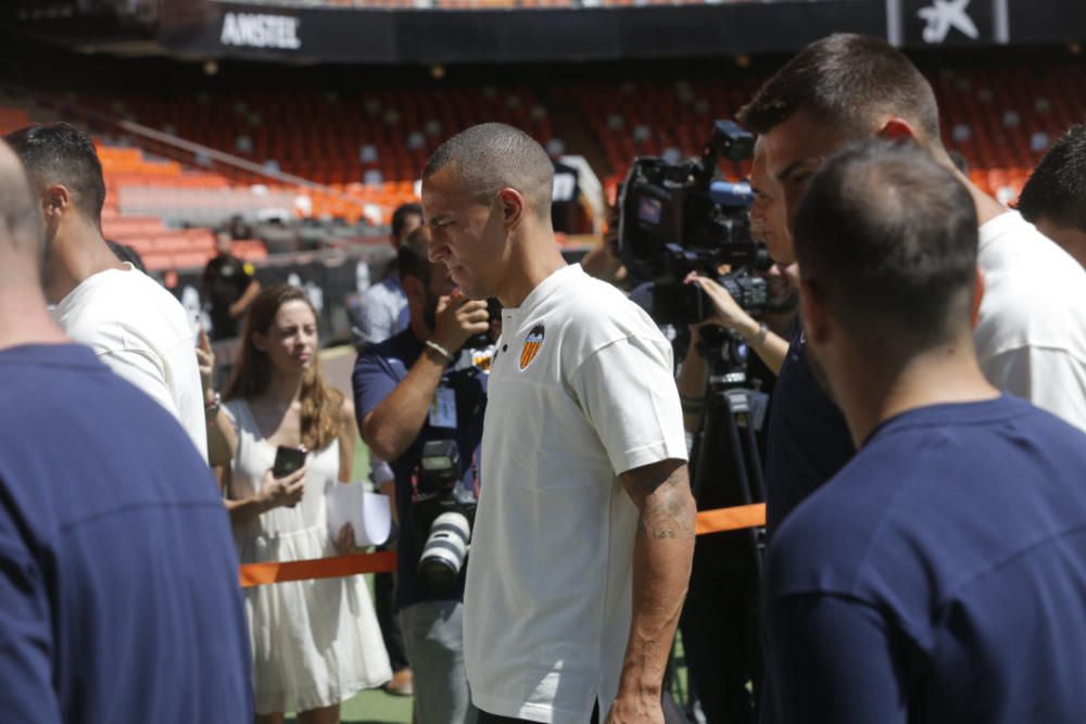 El rey Felipe VI felicita a la plantilla del Valencia CF por conseguir la Copa